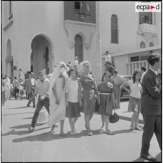 Les algérois fêtent l'indépendance de l'Algérie dans les rues d'Alger.