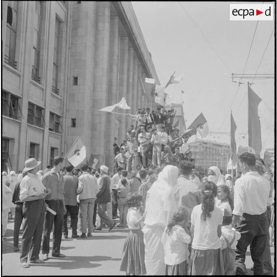 Les algérois fêtent l'indépendance de l'Algérie dans les rues d'Alger.