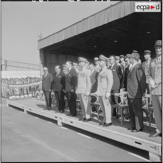 Commémoration du 14 Juillet 1962. Les autorités civiles et militaires pendant la cérémonie.