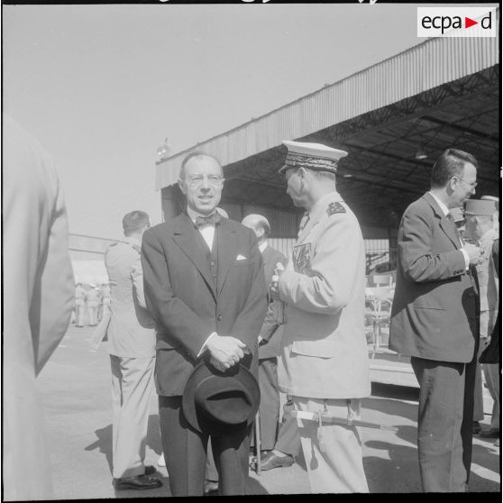 Commémoration du 14 Juillet 1962. L'ambassadeur Jean-Marcel Jeanneney avec le général Fourquet.