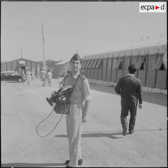 Commémoration du 14 Juillet 1962. Portrait du caméraman Bernard Miale de l'Établissement cinématographique des armées (ECA).