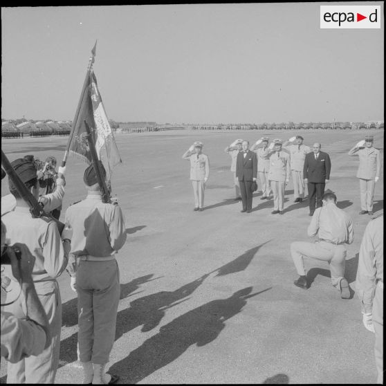Commémoration du 14 Juillet 1962. Les autorités civiles et militaires pendant la cérémonie.