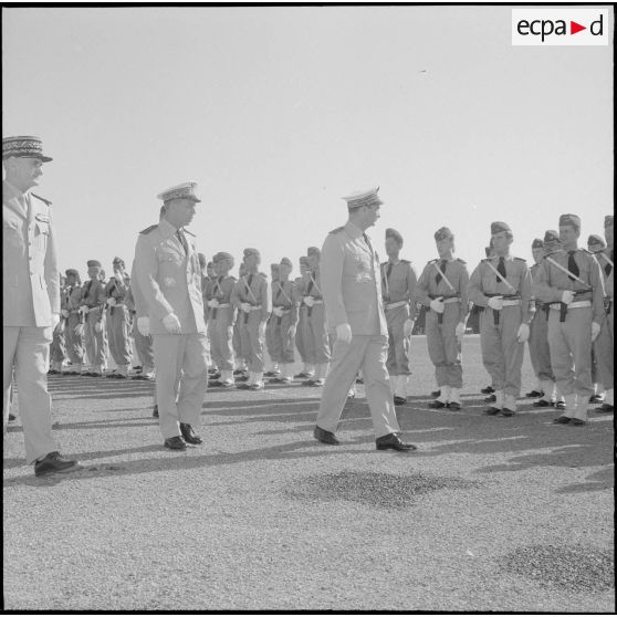 Commémoration du 14 Juillet 1962. Les généraux Gauthier et Fourquet passent les troupes en revue.