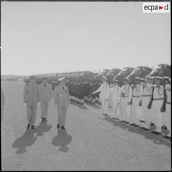Commémoration du 14 Juillet 1962. Le général Fourquet passe les troupes en revue.