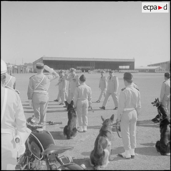 Commémoration du 14 Juillet 1962. Les généraux Gauthier et Fourquet passent les troupes en revue.