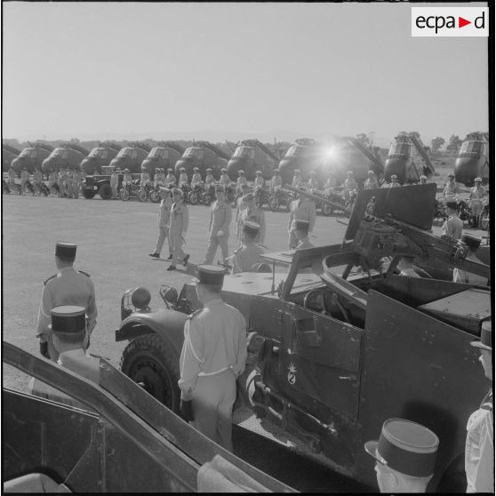 Commémoration du 14 Juillet 1962. Les généraux Gauthier et Fourquet passent les troupes en revue.