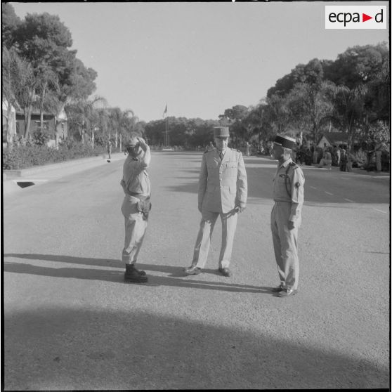 Commémoration du 14 Juillet 1962. Un soldat salue une autorité militaire.