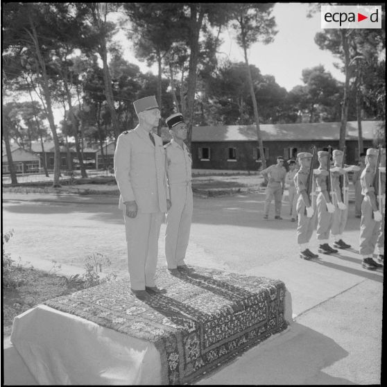 Commémoration du 14 Juillet 1962. Les autorités militaires regardent le défilé.