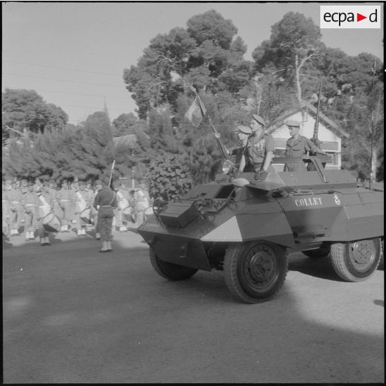 Commémoration du 14 Juillet 1962. Défilé d'une automitrailleuse Light armored car M8.