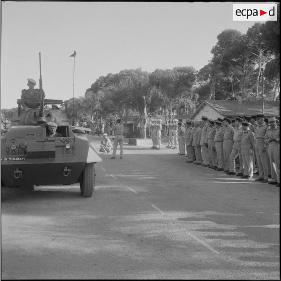 Commémoration du 14 Juillet 1962. Défilé d'une automitrailleuse Light armored car M8.