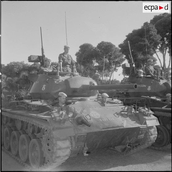 Commémoration du 14 Juillet 1962. Un char de combat M24 Chaffee.