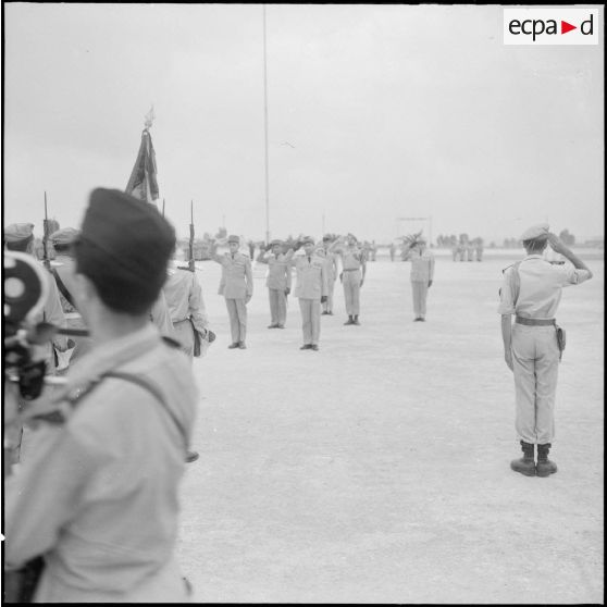 Départ du général Fourquet. Les autorités militaires pendant la cérémonie.