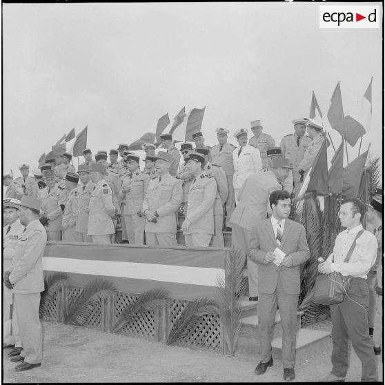 Départ du général Fourquet. Les autorités militaires pendant la cérémonie.