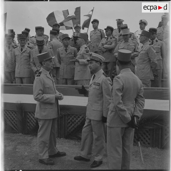 Départ du général Fourquet. Les autorités militaires pendant la cérémonie.