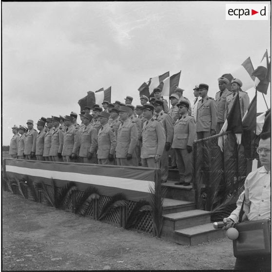 Départ du général Fourquet. Les autorités militaires regardent le défilé.