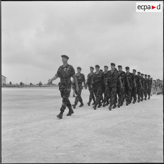Départ du général Fourquet. Défilé des parachutistes.