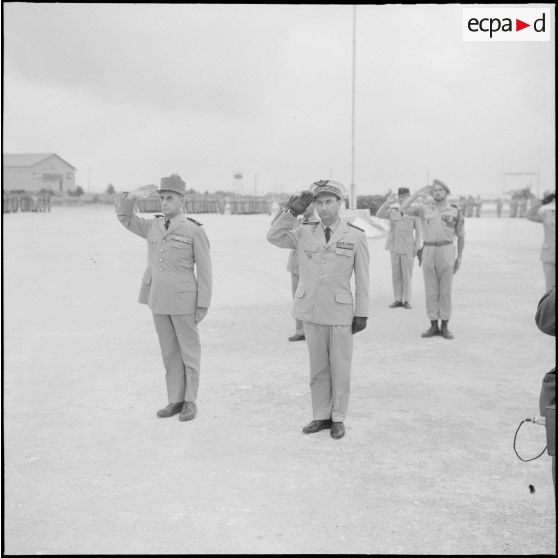 Départ du général Fourquet. Les autorités militaires pendant la cérémonie.