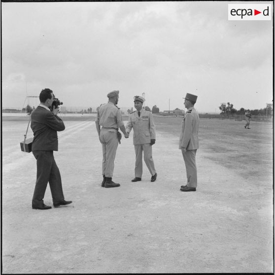 Départ du général Fourquet. Il salue un officier.