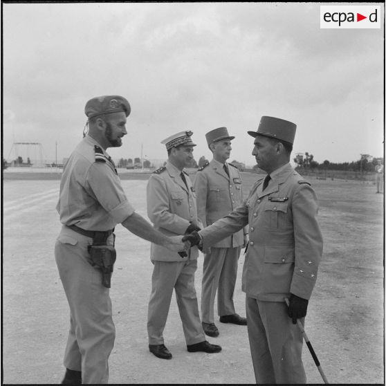 Départ du général Fourquet. Un général de division salue un officier.