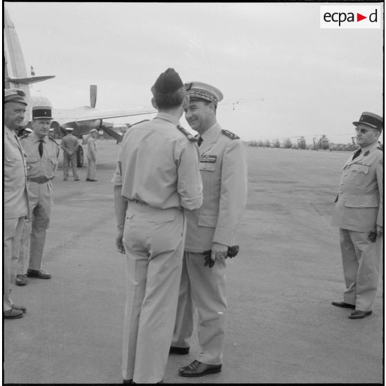 Départ du général Fourquet. Il salue un officier.