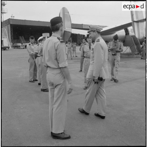 Départ du général Fourquet. Il salue des officiers.
