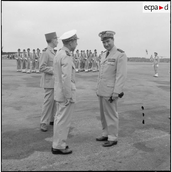 Départ du général Fourquet. Il converse avec le général Gauthier.