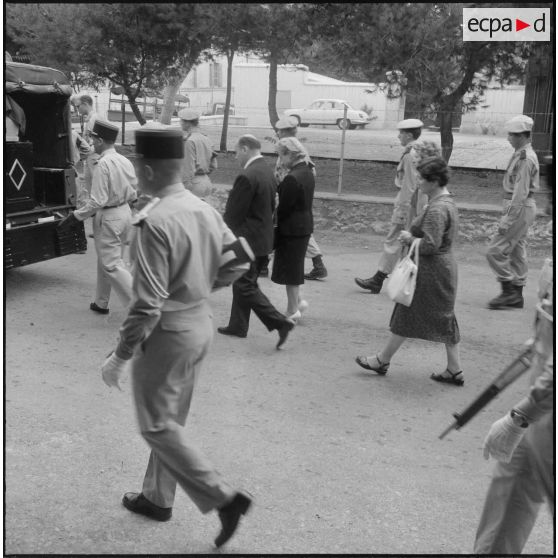 Obsèques d'un gendarme et d'un soldat du contingent à la chapelle de l'hôpital Maillot d'Alger. Convoi funéraire.