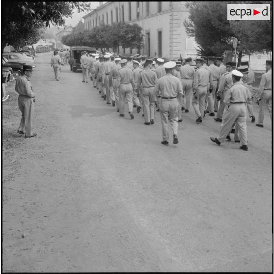 Obsèques d'un gendarme et d'un soldat du contingent à la chapelle de l'hôpital Maillot d'Alger. Convoi funéraire.