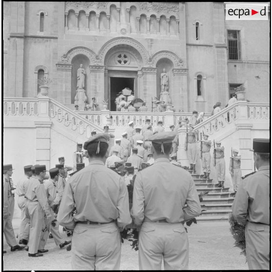 Obsèques d'un gendarme et d'un soldat du contingent à la chapelle de l'hôpital Maillot d'Alger.
