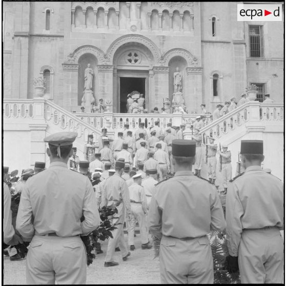 Obsèques d'un gendarme et d'un soldat du contingent à la chapelle de l'hôpital Maillot d'Alger.