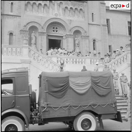Obsèques d'un gendarme et d'un soldat du contingent à la chapelle de l'hôpital Maillot d'Alger.