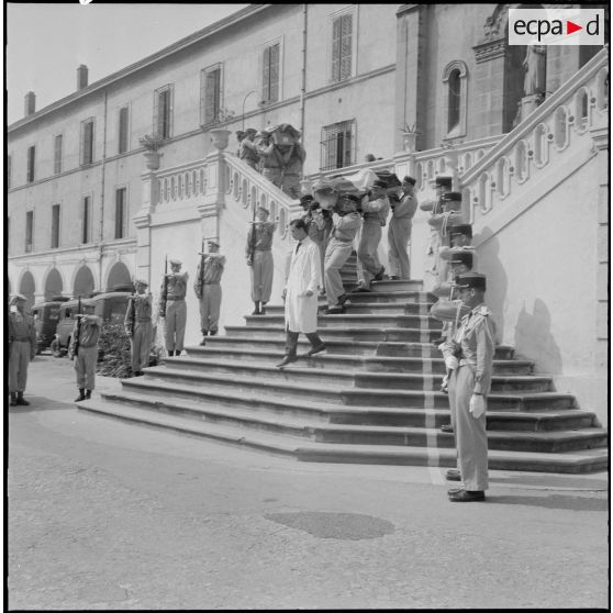 Obsèques d'un gendarme et d'un soldat du contingent à la chapelle de l'hôpital Maillot d'Alger.