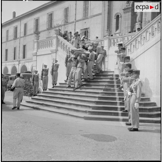 Obsèques d'un gendarme et d'un soldat du contingent à la chapelle de l'hôpital Maillot d'Alger.