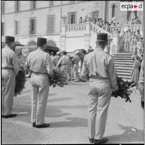 Obsèques d'un gendarme et d'un soldat du contingent à la chapelle de l'hôpital Maillot d'Alger. Convoi funéraire.