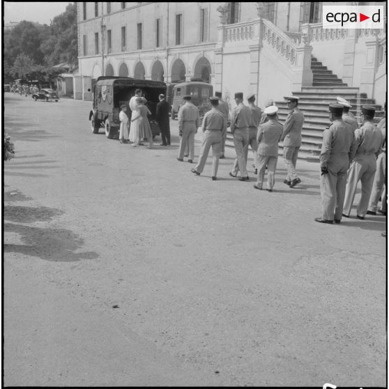Obsèques d'un gendarme et d'un soldat du contingent à la chapelle de l'hôpital Maillot d'Alger. Convoi funéraire.