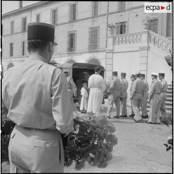 Obsèques d'un gendarme et d'un soldat du contingent à la chapelle de l'hôpital Maillot d'Alger.