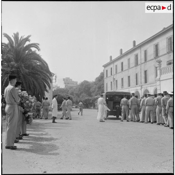 Obsèques d'un gendarme et d'un soldat du contingent à la chapelle de l'hôpital Maillot d'Alger.