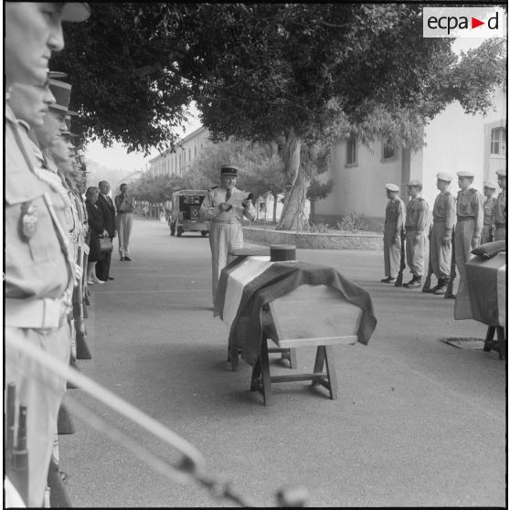 Obsèques d'un gendarme et d'un soldat du contingent à la chapelle de l'hôpital Maillot d'Alger. Eloge funèbre.
