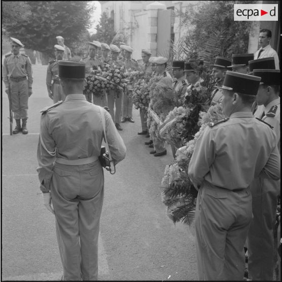 Obsèques d'un gendarme et d'un soldat du contingent à la chapelle de l'hôpital Maillot d'Alger.