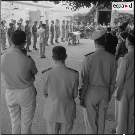 Obsèques d'un gendarme et d'un soldat du contingent à la chapelle de l'hôpital Maillot d'Alger. Eloge funèbre.