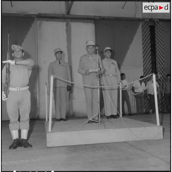 Prise d'armes. Discours d'une autorité militaire.
