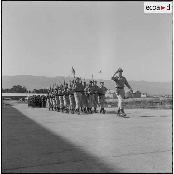 Prise d'armes. Défilé.