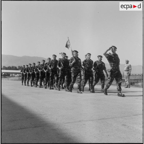 Prise d'armes. Défilé des parachutistes.