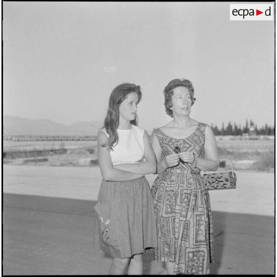 Prise d'armes. Portraits de deux femmes.