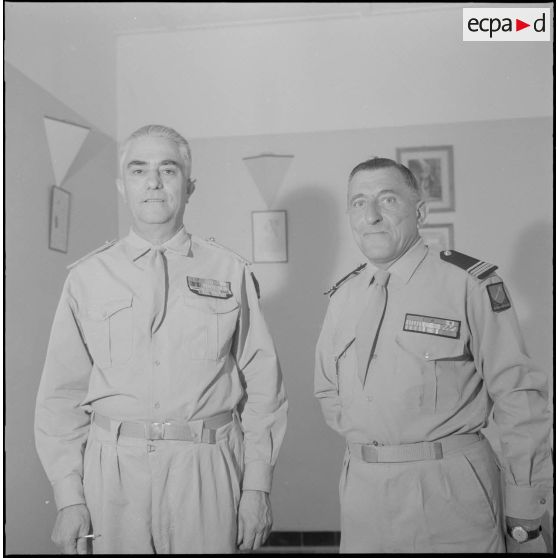 Réception après la prise d'armes. Portraits de deux officiers.