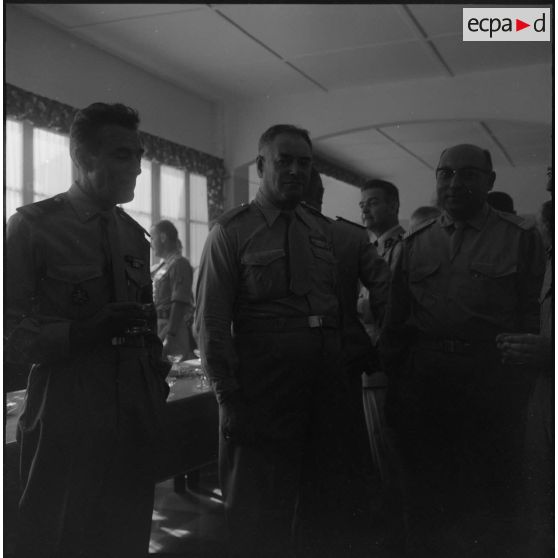 Réception après la prise d'armes. Portraits de trois officiers.