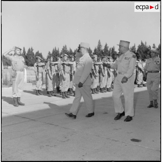 Prise d'armes. Les autorités militaires passent les troupes en revue.