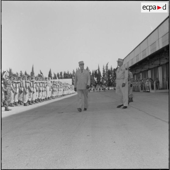 Prise d'armes. Les autorités militaires passent les troupes en revue.