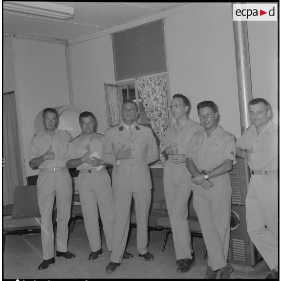 Pot à La Reghaïa. Portraits d'officiers.