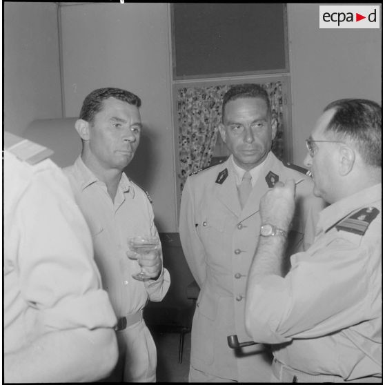 Pot à La Reghaïa. Portraits de trois officiers.